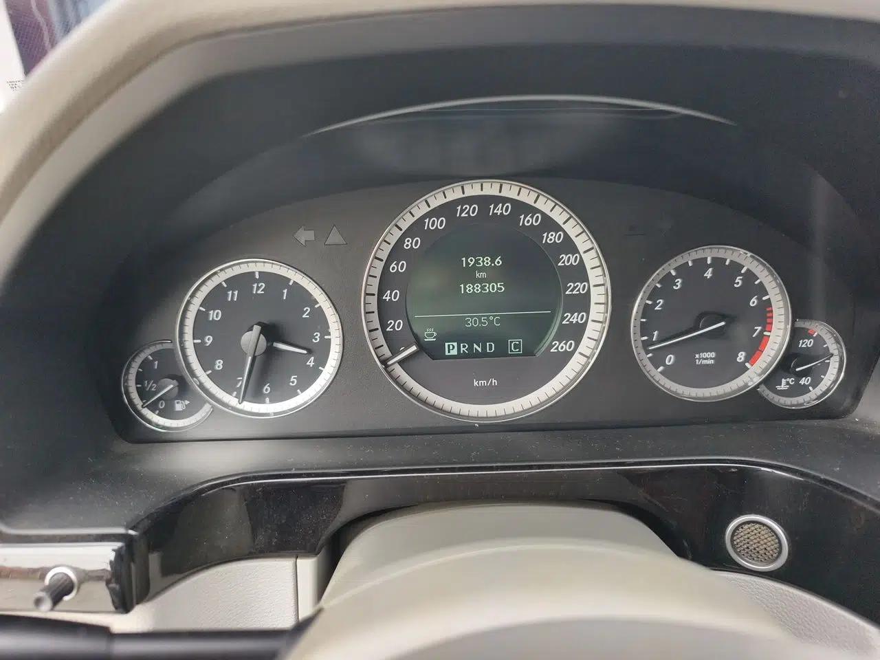 Mercedes-Benz E-Class 2010 E 200 CGI Elegant Model — миниатюра 11