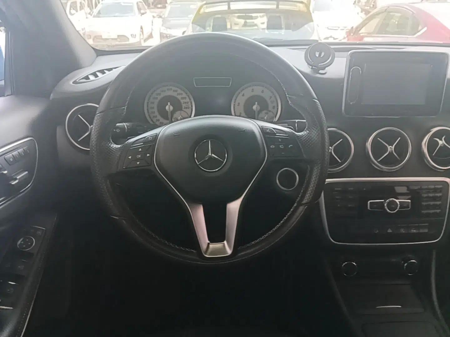 Mercedes-Benz A-Class 2015 A 200 Fashion Model — миниатюра 18