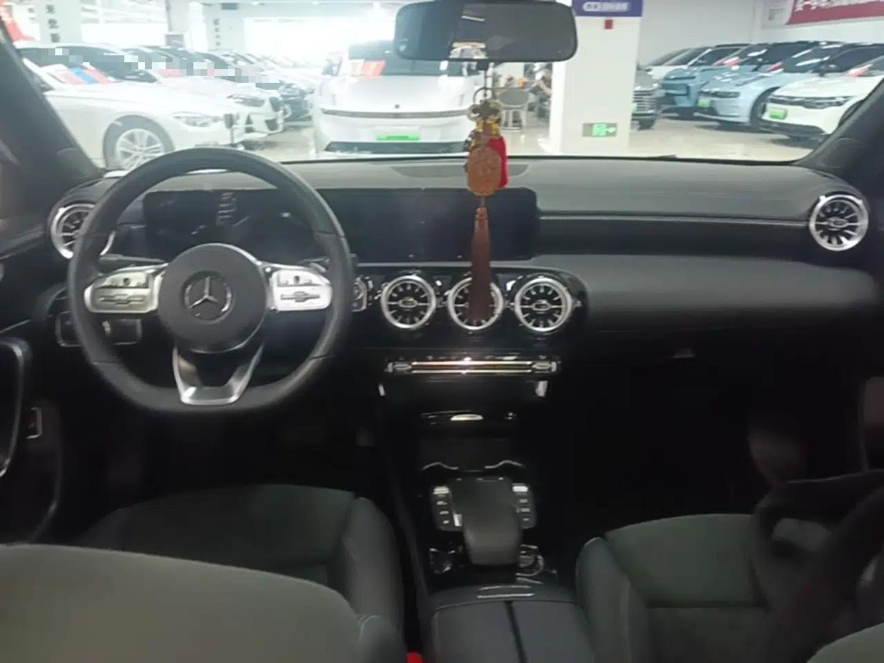 Mercedes-Benz A-Class 2022 Second Facelift A 200 L Sport Sedan Fashion Version — миниатюра 17