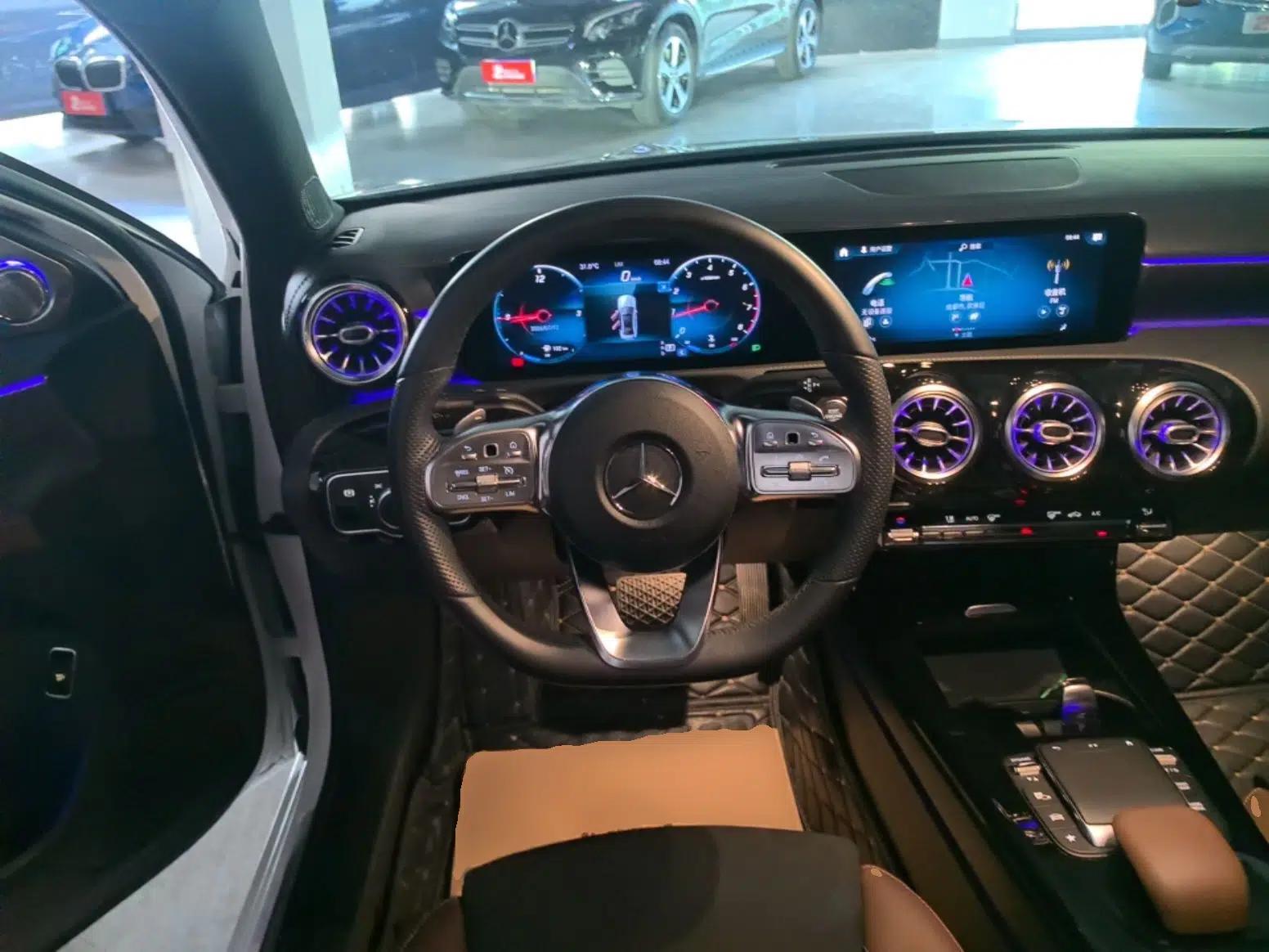 Mercedes-Benz A-Class 2020 Restyled A 200 L Sport Sedan Fashion Version — миниатюра 13