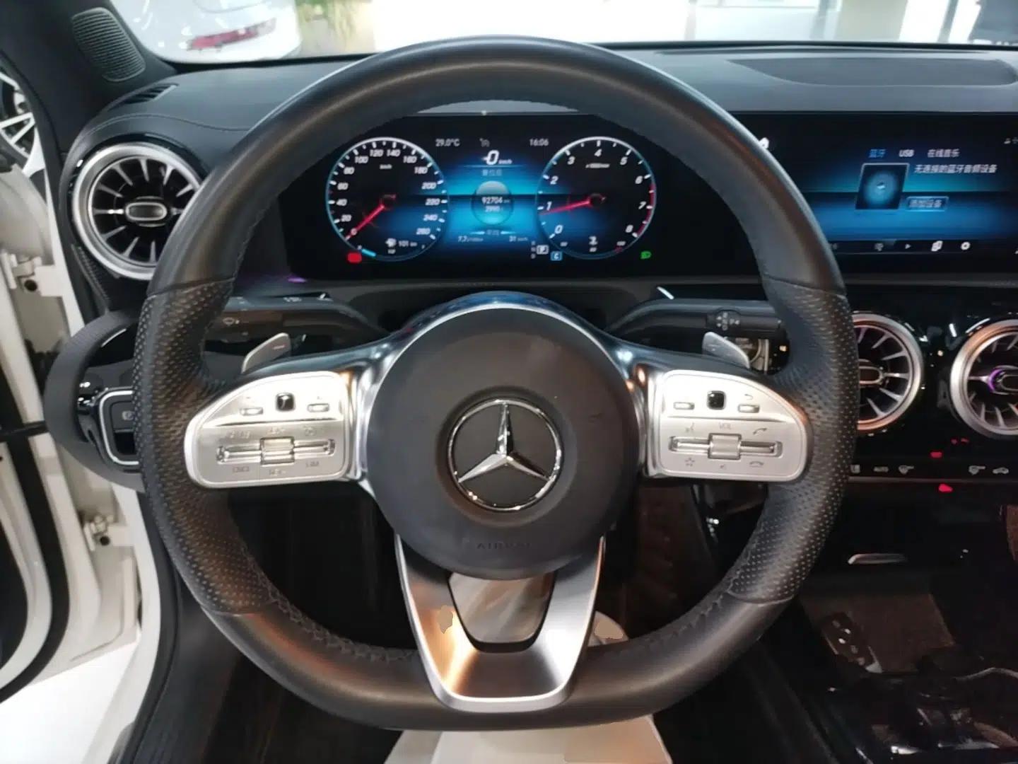 Mercedes-Benz A-Class 2022 Second Facelift A 200 L Sport Sedan Fashion Version — миниатюра 13
