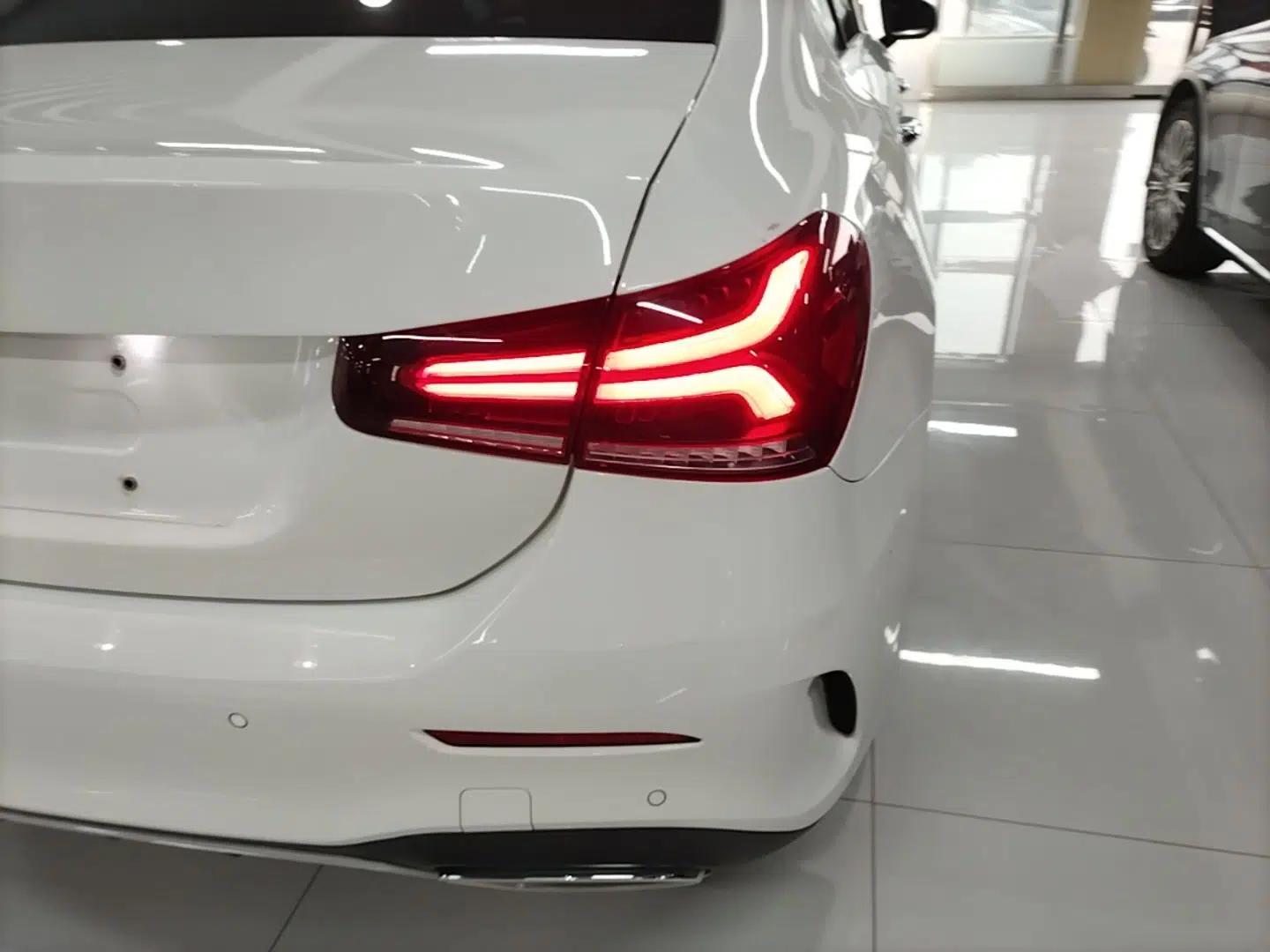 Mercedes-Benz A-Class 2022 Second Facelift A 200 L Sport Sedan Fashion Version — миниатюра 9