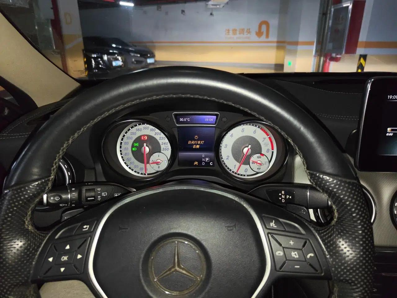 Mercedes-Benz GLA 2015 GLA 200 Fashion Model — миниатюра 11