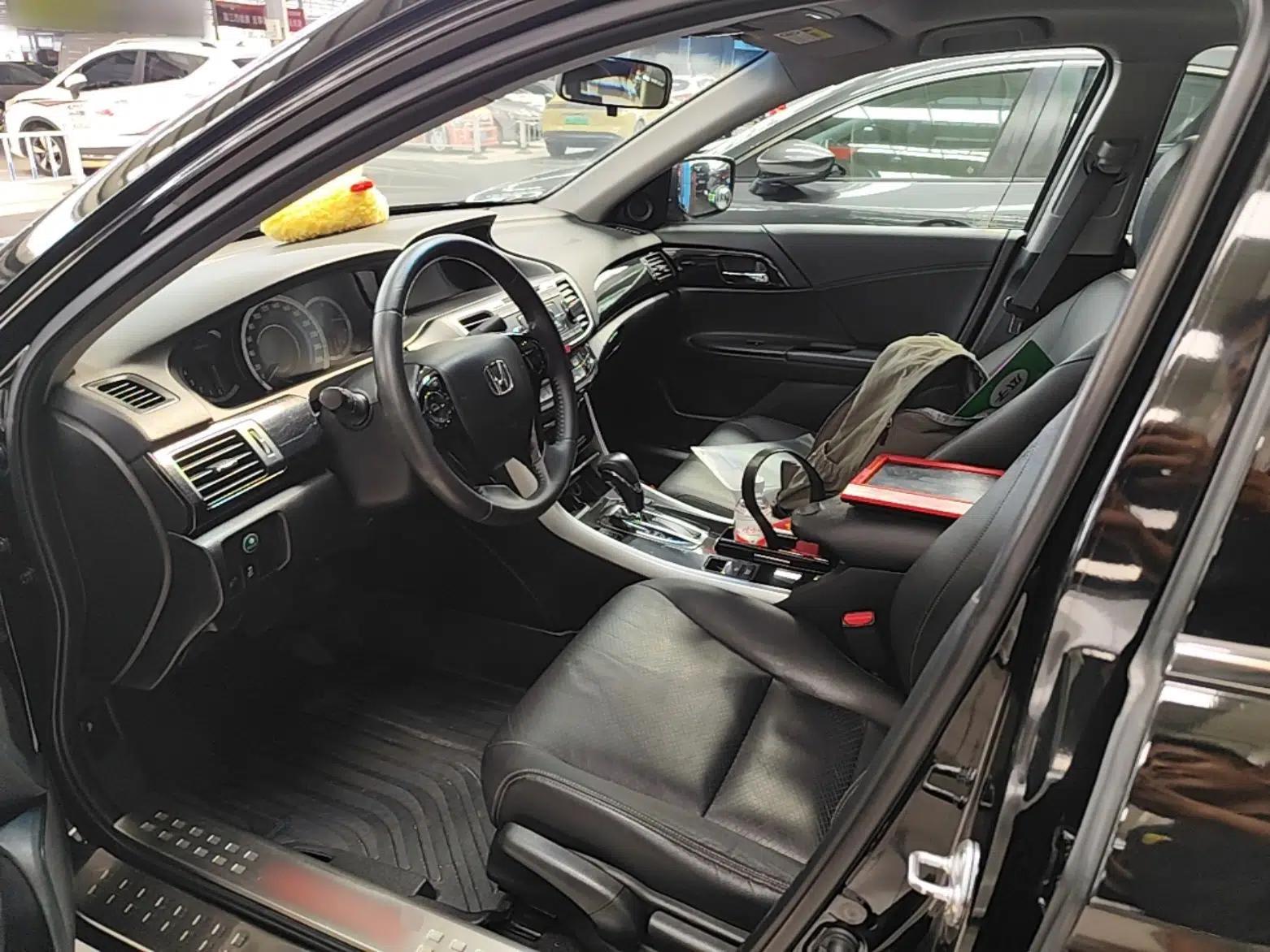 Honda Accord 2016 2.0L Elite Edition — миниатюра 17