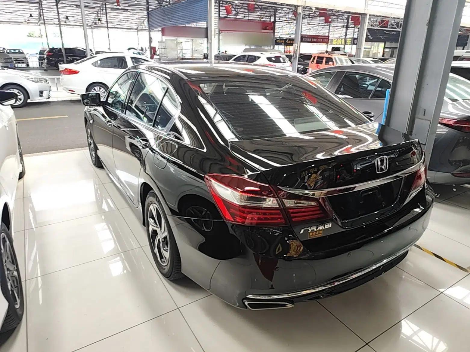 Honda Accord 2016 2.0L Elite Edition — миниатюра 4