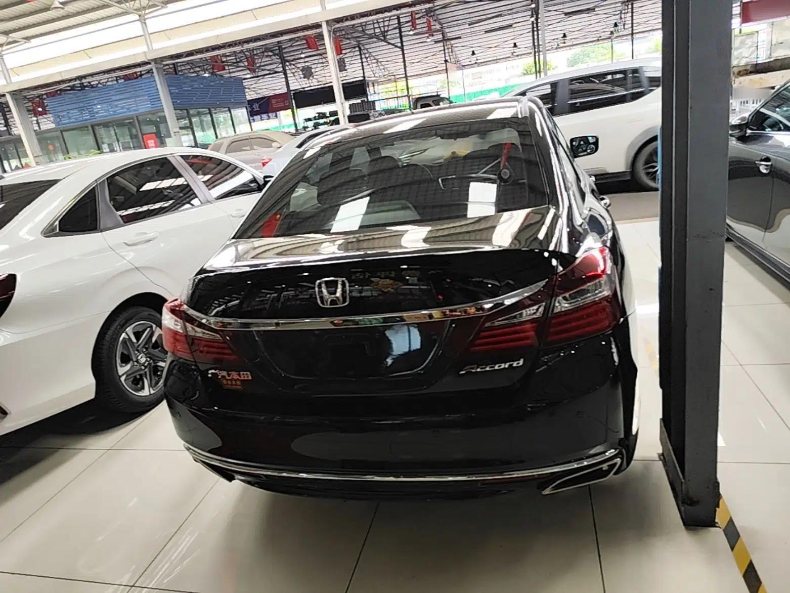 Honda Accord 2016 2.0L Elite Edition — миниатюра 5