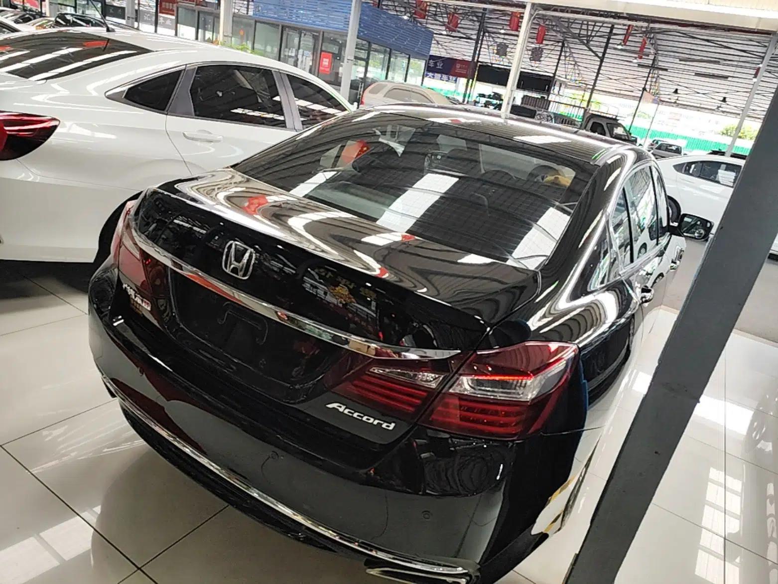 Honda Accord 2016 2.0L Elite Edition — миниатюра 6