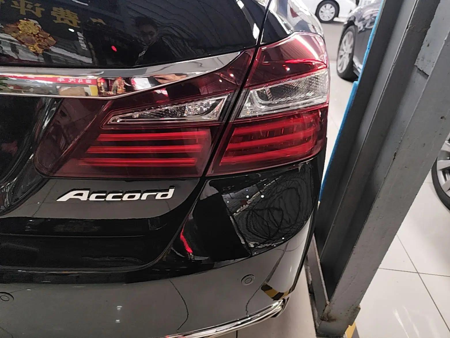 Honda Accord 2016 2.0L Elite Edition — миниатюра 9