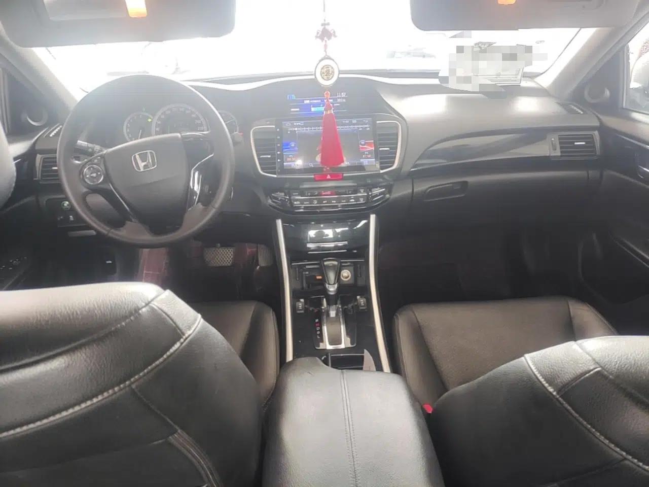 Honda Accord 2016 2.0L Elite Edition — миниатюра 12