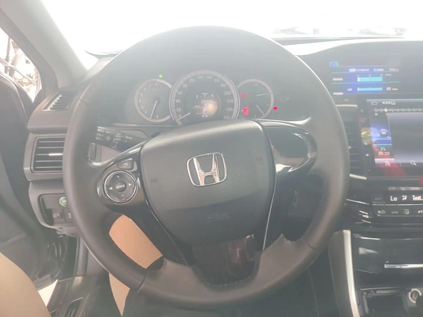 Honda Accord 2016 2.0L Elite Edition — миниатюра 13