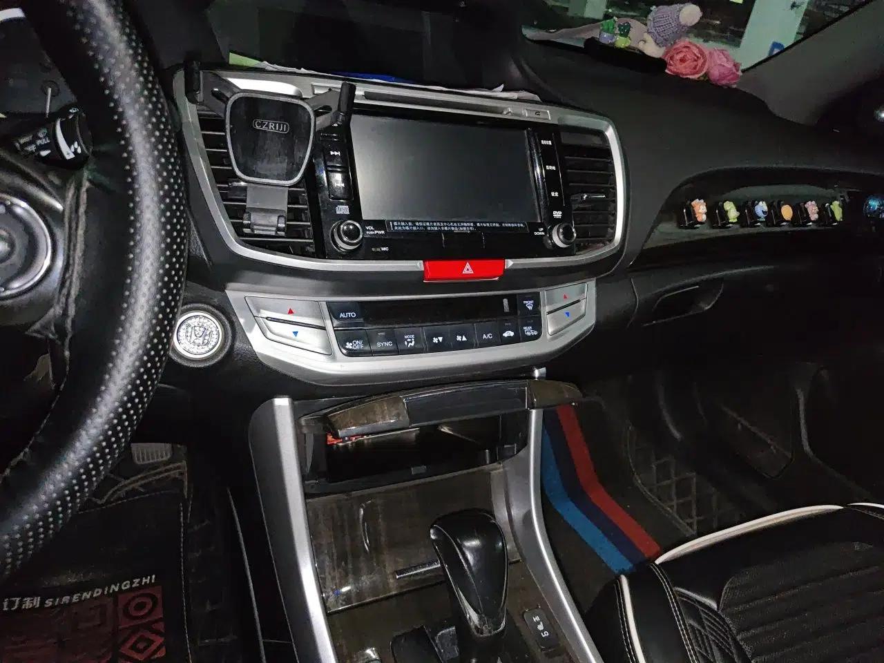 Honda Accord 2014 2.4L EXN Luxury Navigation Edition — миниатюра 13