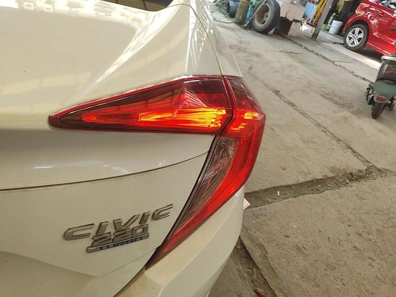 Honda Civic 2016 220TURBO CVT Luxury Edition — миниатюра 9
