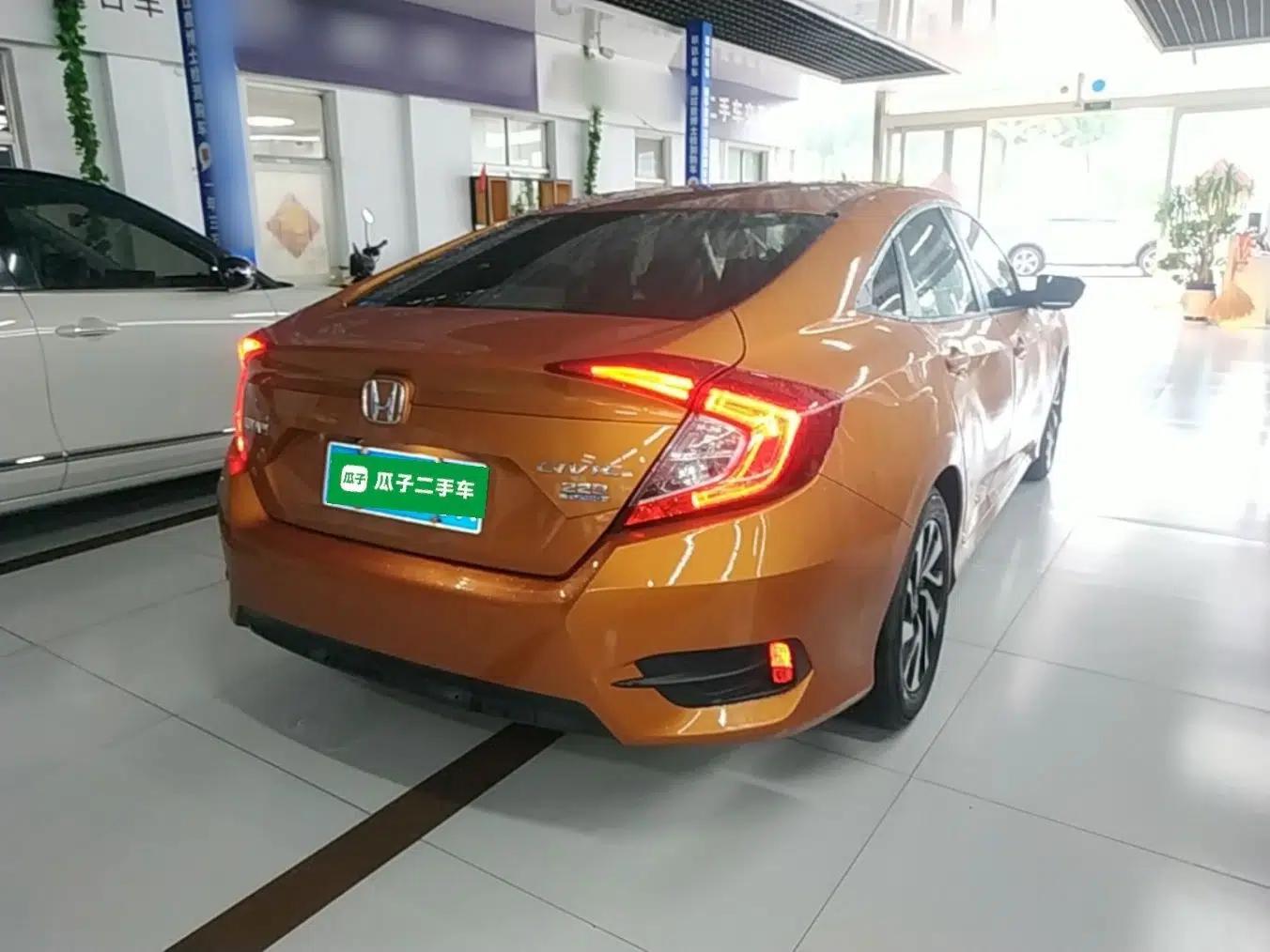Honda Civic 2016 220TURBO CVT Luxury Edition — миниатюра 6