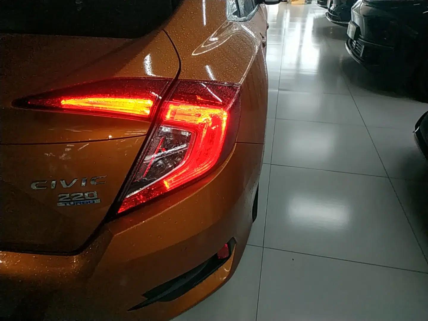 Honda Civic 2016 220TURBO CVT Luxury Edition — миниатюра 9