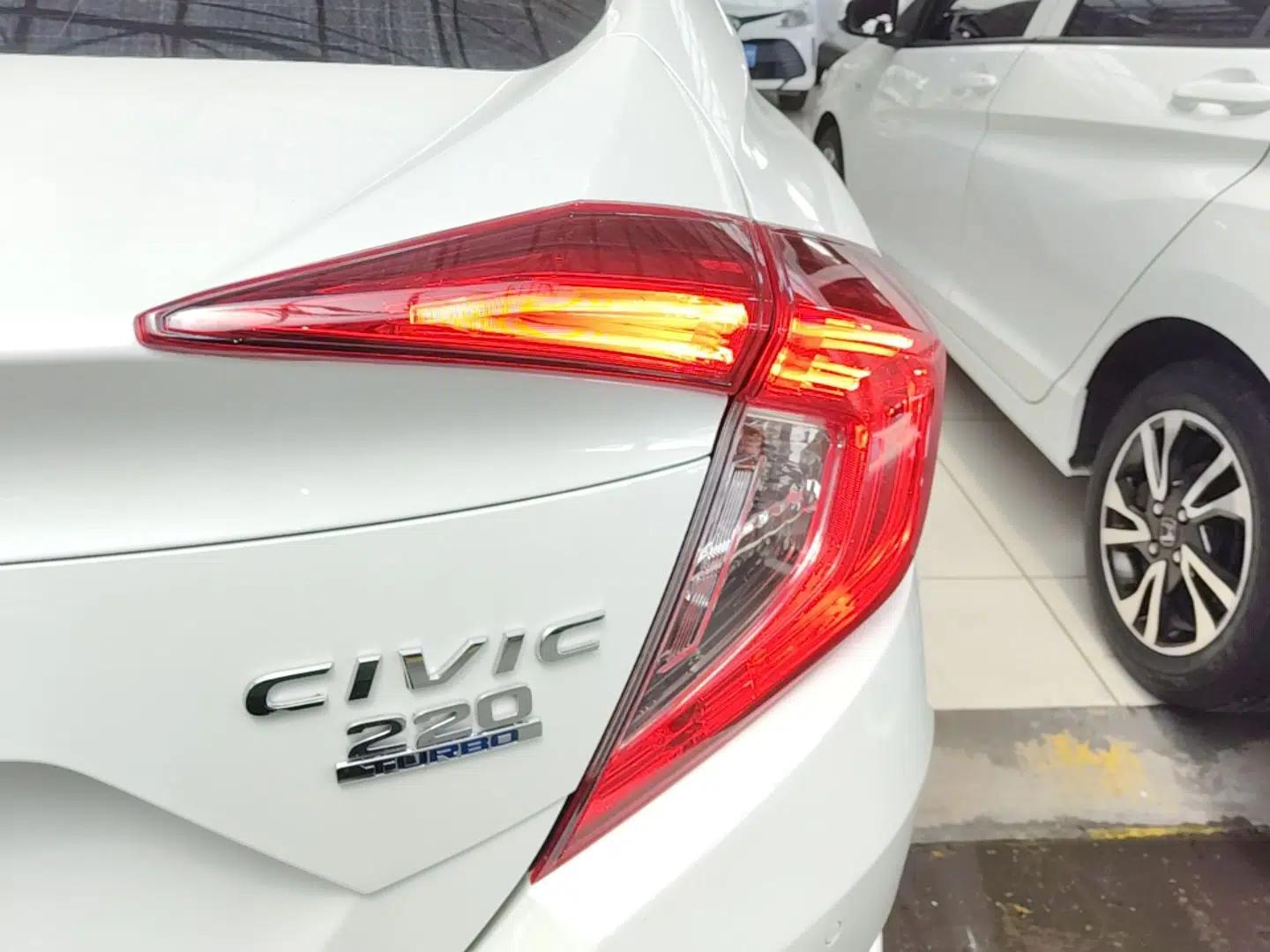 Honda Civic 2016 220TURBO CVT Luxury Edition — миниатюра 14