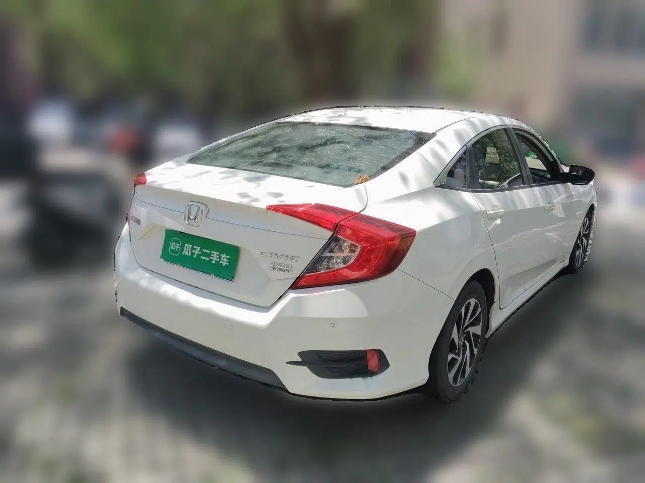 Honda Civic 2016 220TURBO CVT Luxury Edition — миниатюра 6