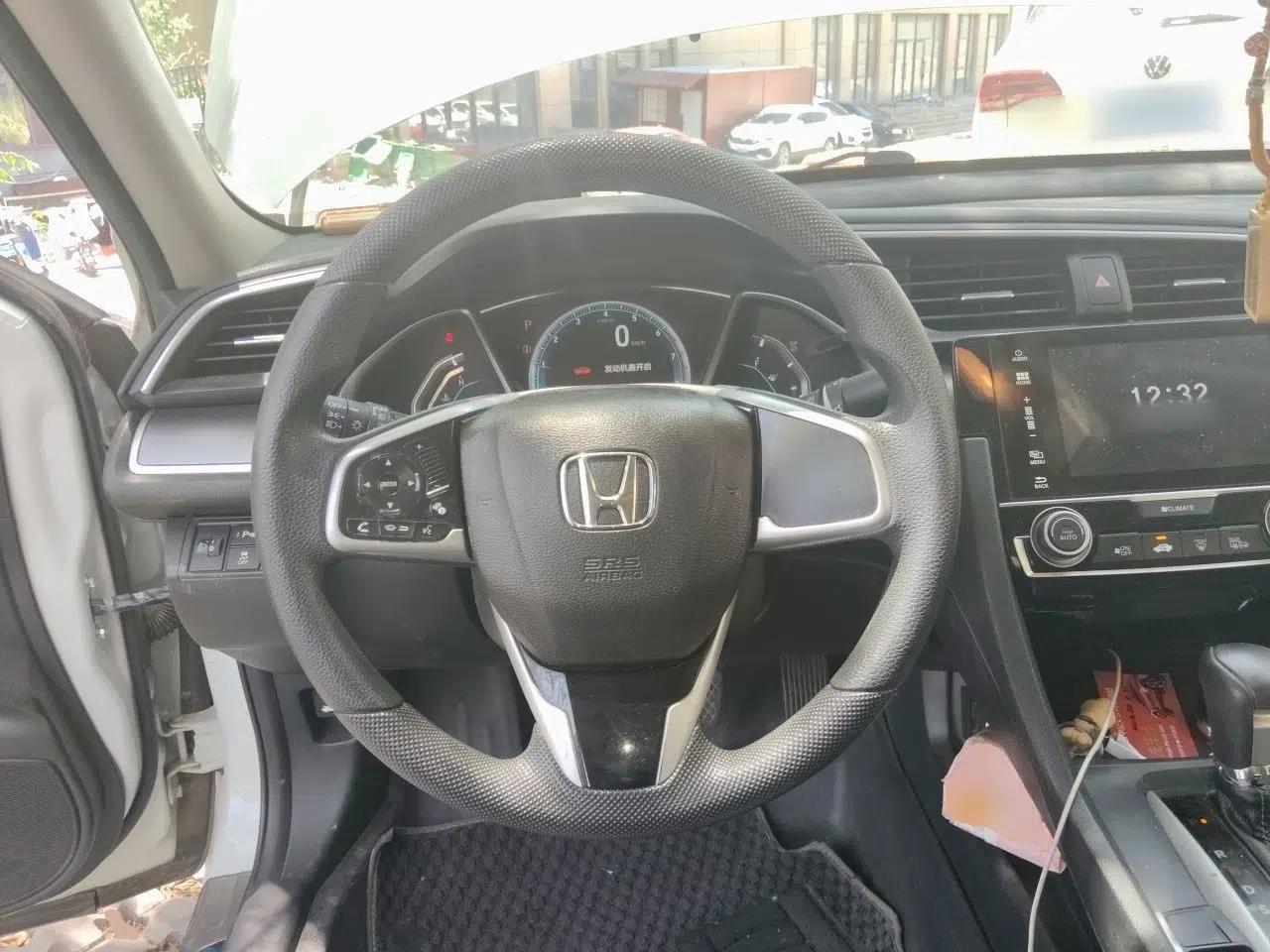 Honda Civic 2016 220TURBO CVT Luxury Edition — миниатюра 10
