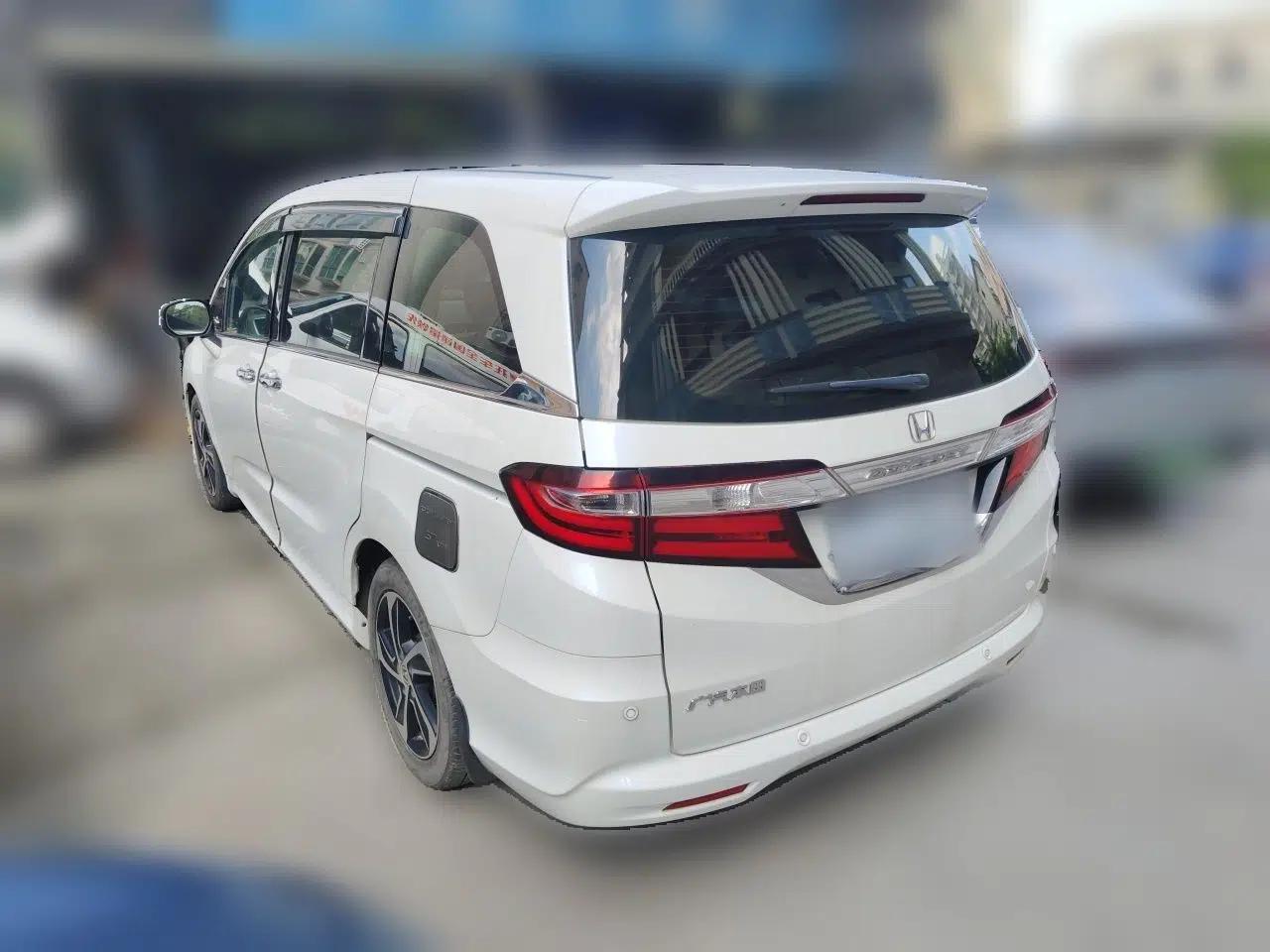 Honda Odyssey 2015 Revised 2.4L Luxury Edition — миниатюра 4