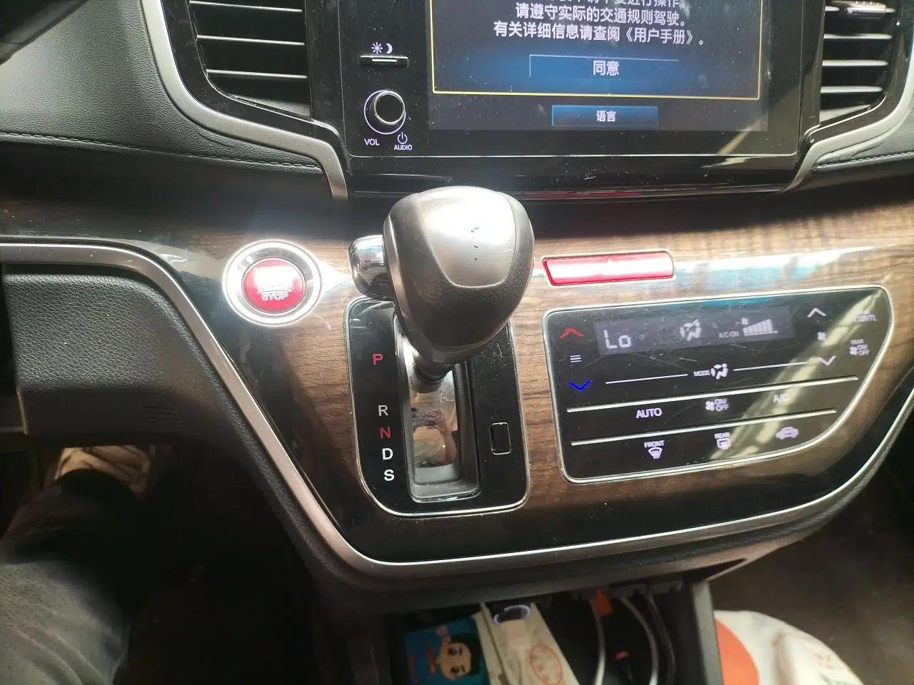 Honda Odyssey 2015 2.4L Smart Edition — миниатюра 14