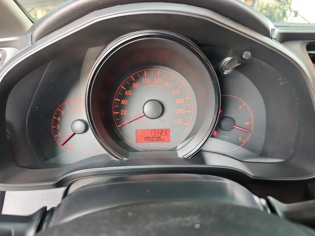 Honda Fit 2014 1.5L LX Manual Comfort Model — миниатюра 11