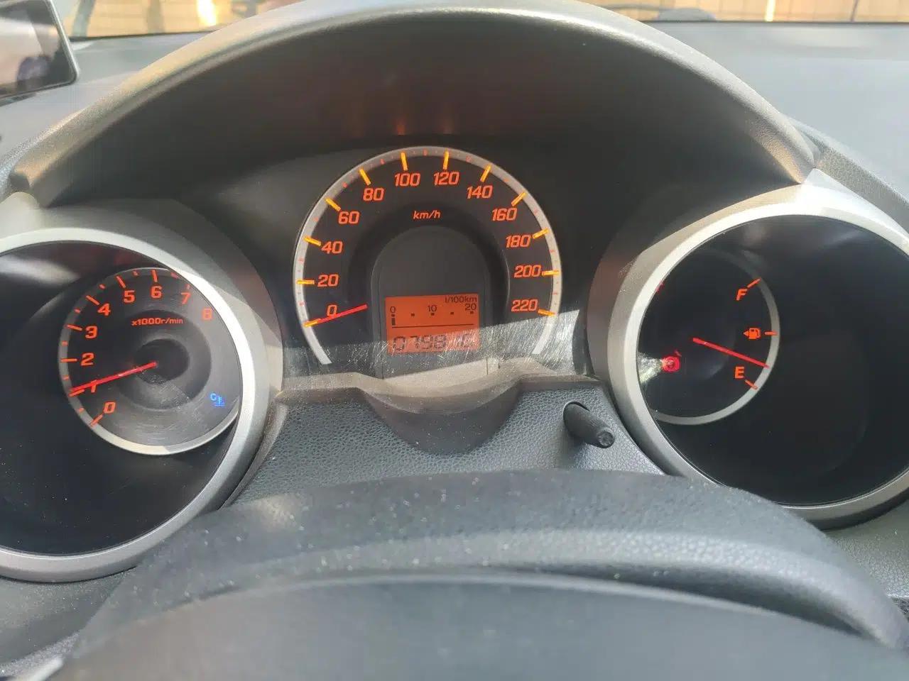 Honda Fit 2011 1.3L automatic comfort version — миниатюра 11
