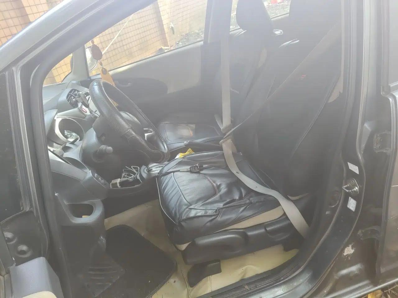 Honda Fit 2011 1.3L automatic comfort version — миниатюра 15