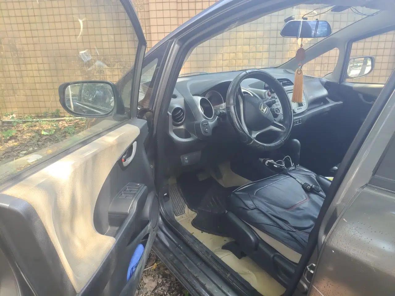 Honda Fit 2011 1.3L automatic comfort version — миниатюра 16