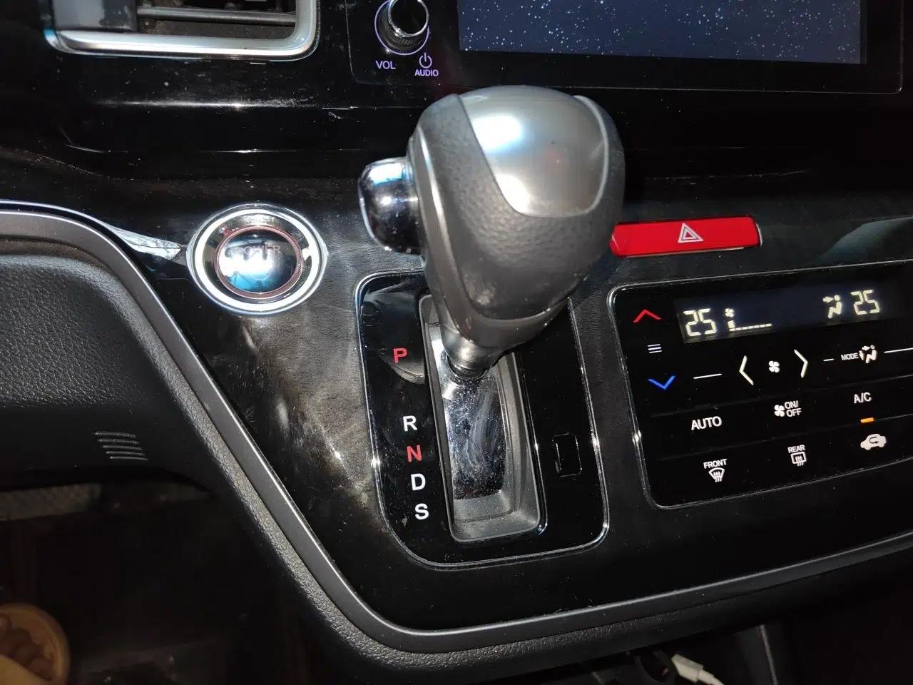 Honda Elysion 2019 2.0L Hybrid Luxury Edition — миниатюра 14