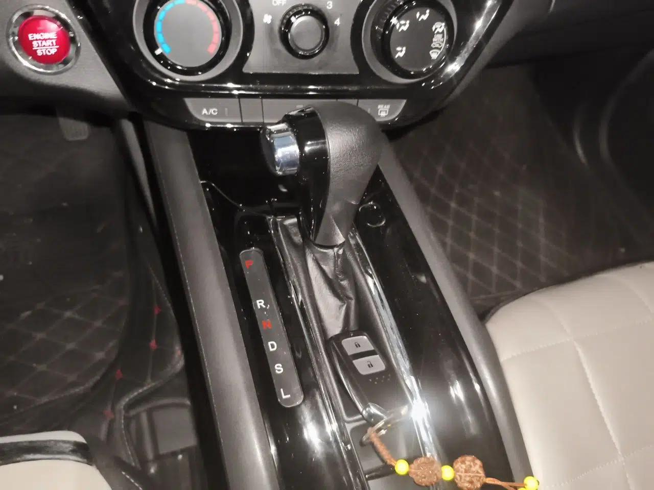 Honda Vezel 2016 1.8L CVT Front-Wheel Drive Pioneer Edition — миниатюра 14