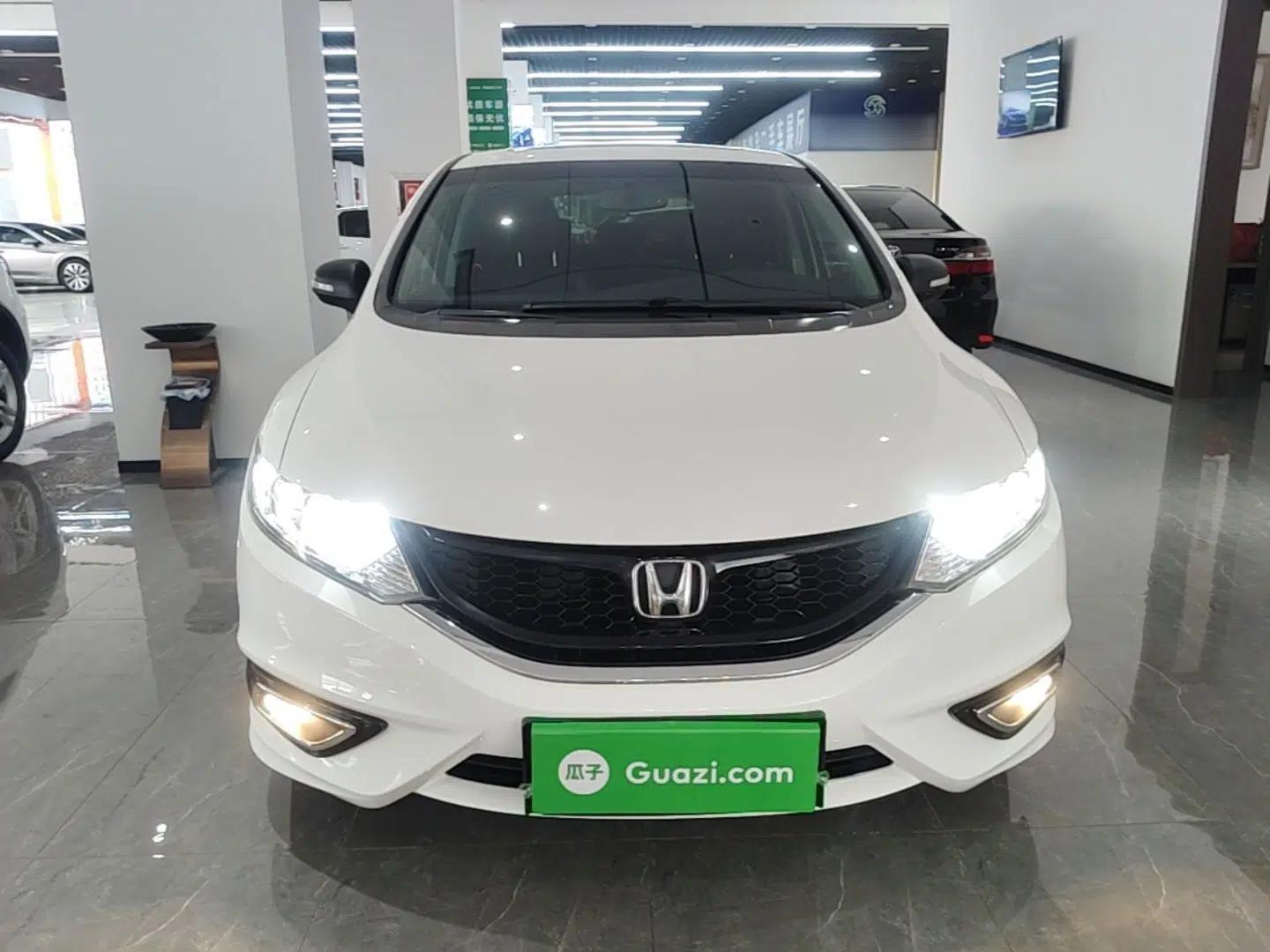 Honda Jade 2014 1.8L CVT Luxury Prestige Edition 5 Seats — миниатюра 2