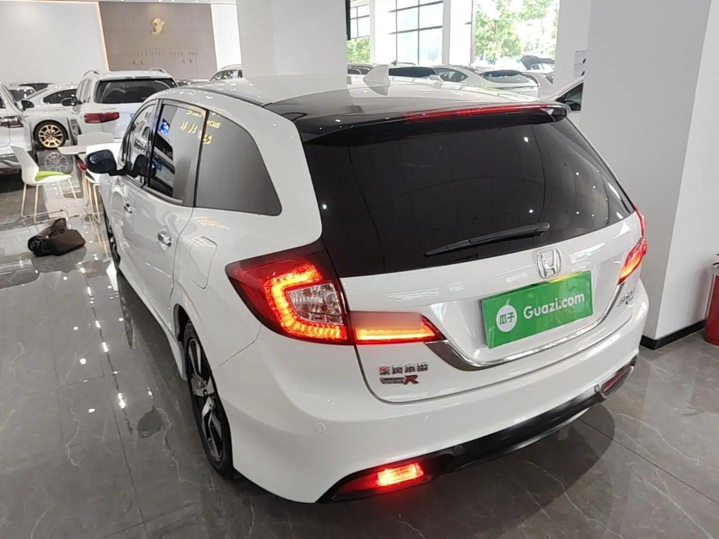 Honda Jade 2014 1.8L CVT Luxury Prestige Edition 5 Seats — миниатюра 13
