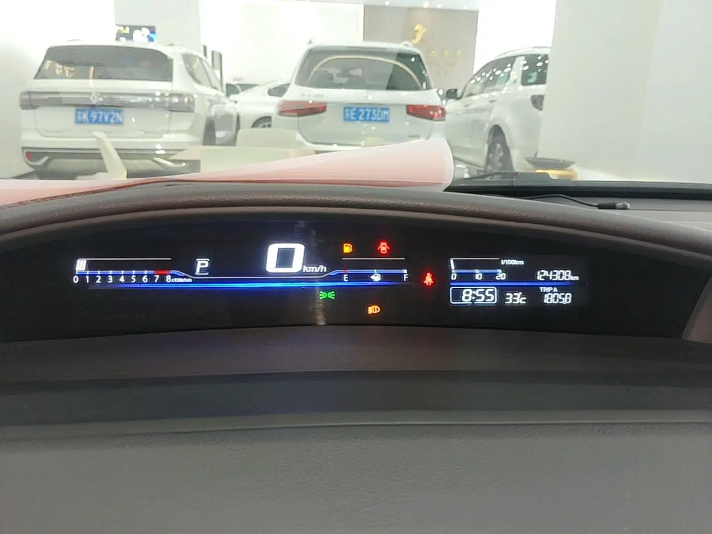 Honda Jade 2014 1.8L CVT Luxury Prestige Edition 5 Seats — миниатюра 19