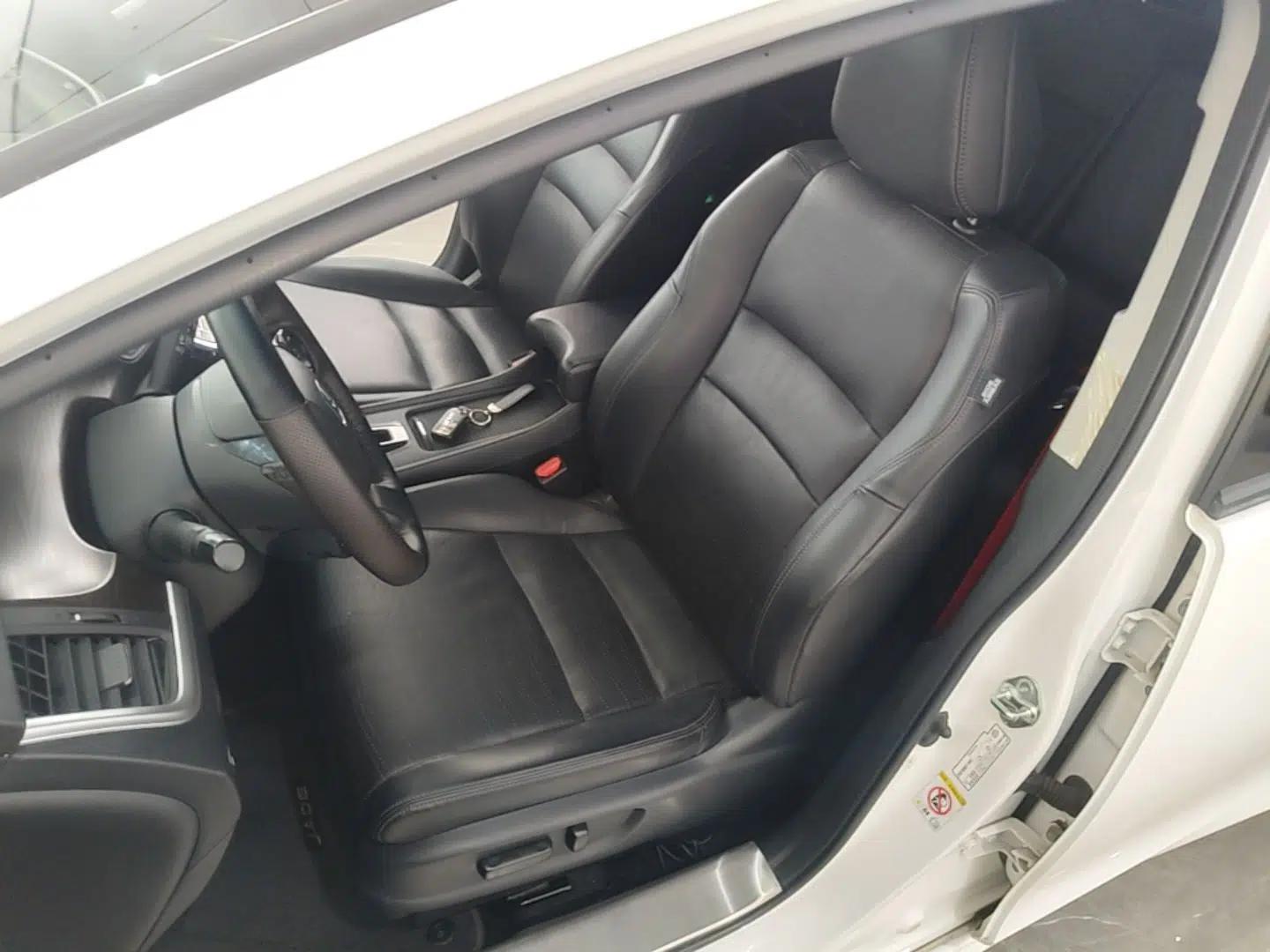 Honda Jade 2014 1.8L CVT Luxury Prestige Edition 5 Seats — миниатюра 22