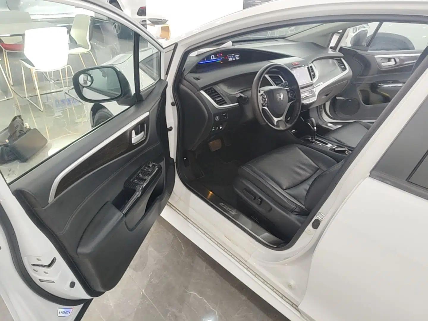 Honda Jade 2014 1.8L CVT Luxury Prestige Edition 5 Seats — миниатюра 23