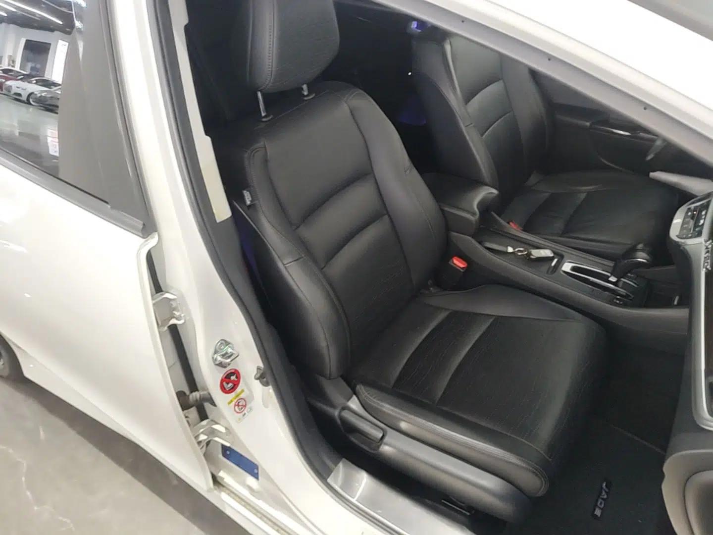 Honda Jade 2014 1.8L CVT Luxury Prestige Edition 5 Seats — миниатюра 24
