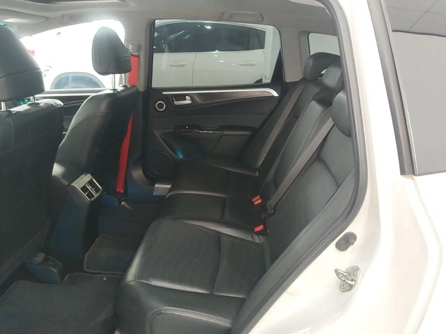 Honda Jade 2014 1.8L CVT Luxury Prestige Edition 5 Seats — миниатюра 25