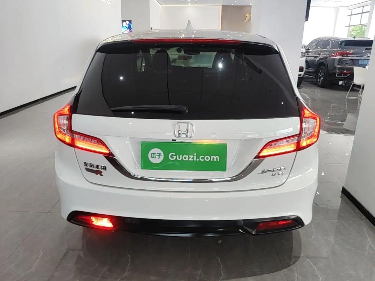 Honda Jade 2014 1.8L CVT Luxury Prestige Edition 5 Seats — миниатюра 5