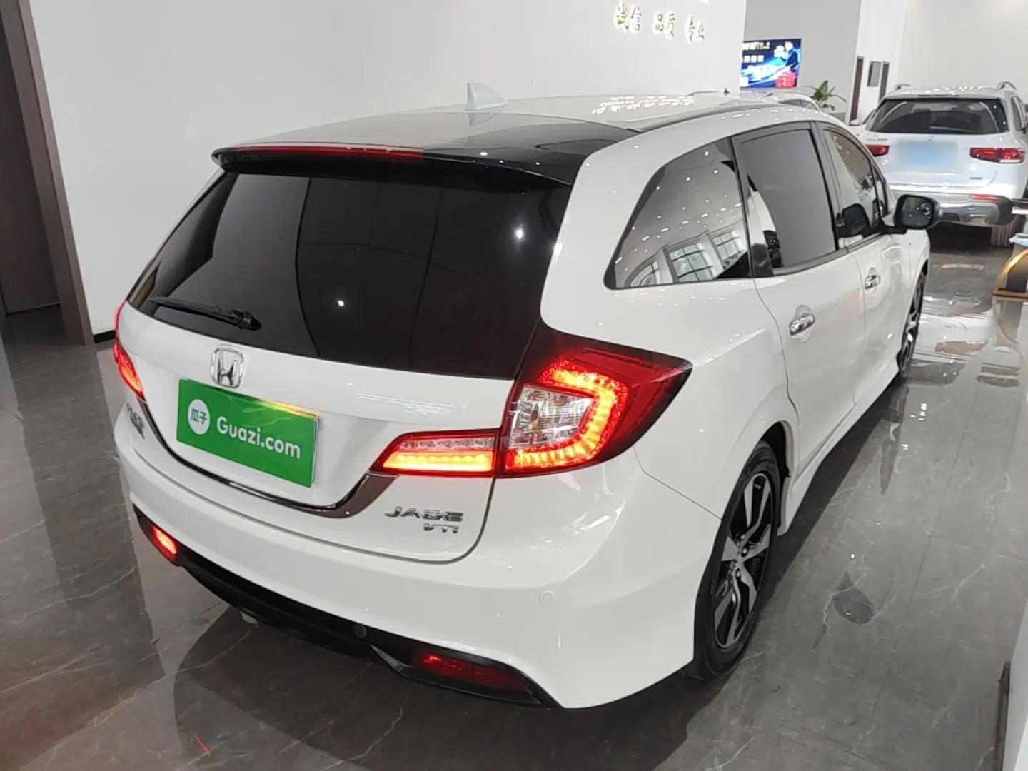 Honda Jade 2014 1.8L CVT Luxury Prestige Edition 5 Seats — миниатюра 6