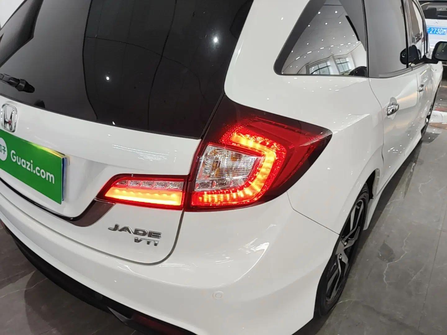 Honda Jade 2014 1.8L CVT Luxury Prestige Edition 5 Seats — миниатюра 9