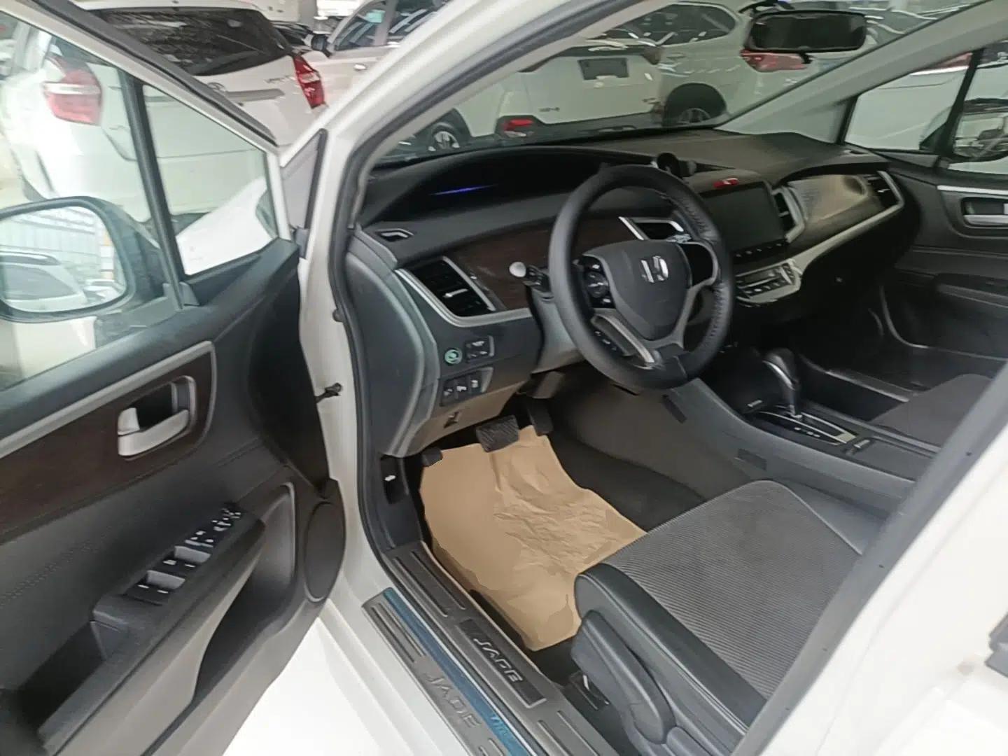 Honda Jade 2016 1.8L Automatic Comfort Elite Version 5 Seats — миниатюра 18