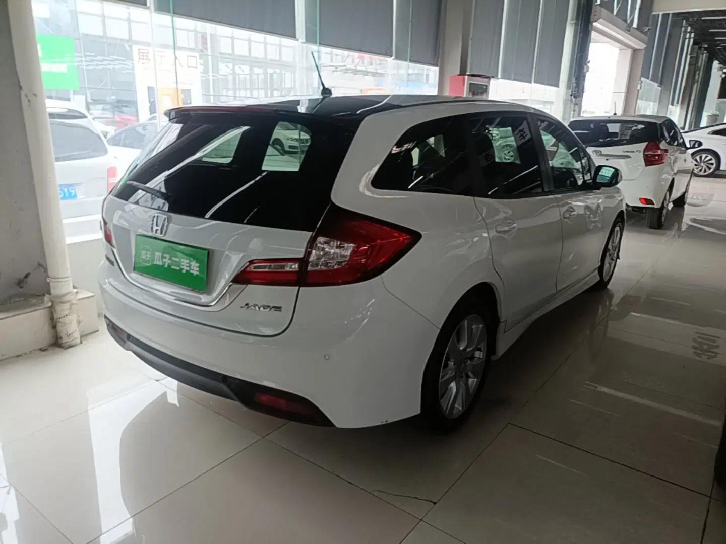 Honda Jade 2016 1.8L Automatic Comfort Elite Version 5 Seats — миниатюра 6