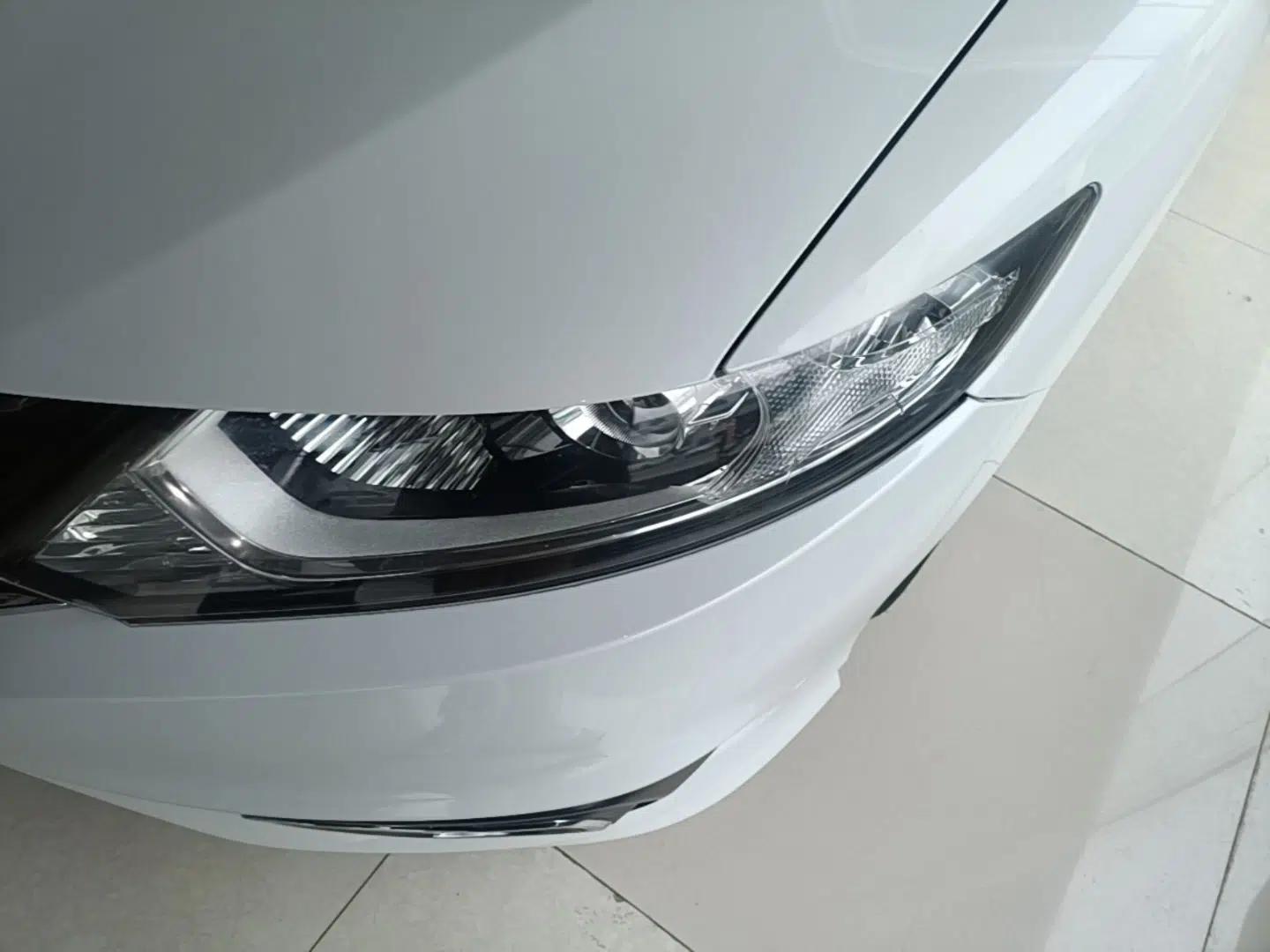 Honda Jade 2016 1.8L Automatic Comfort Elite Version 5 Seats — миниатюра 8