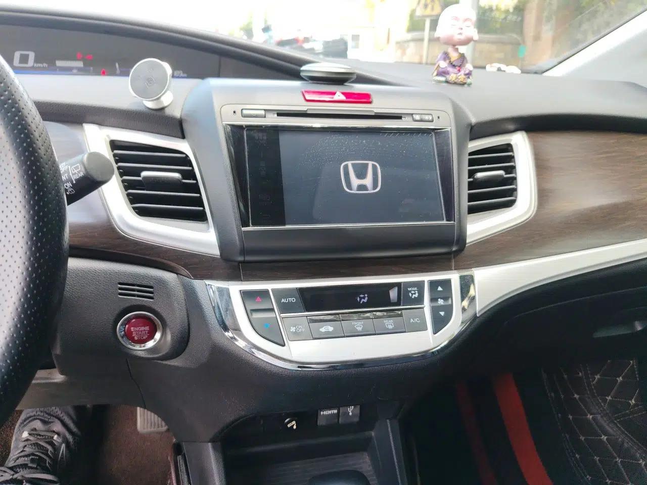 Honda Jade 2014 1.8L Automatic Comfort Elite Version 5 Seats — миниатюра 13