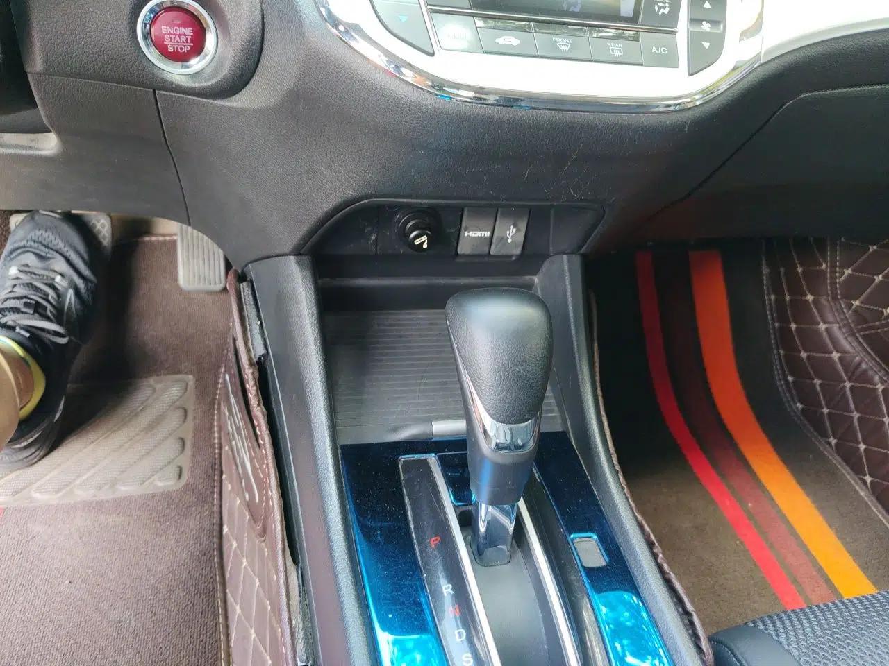 Honda Jade 2014 1.8L Automatic Comfort Elite Version 5 Seats — миниатюра 14