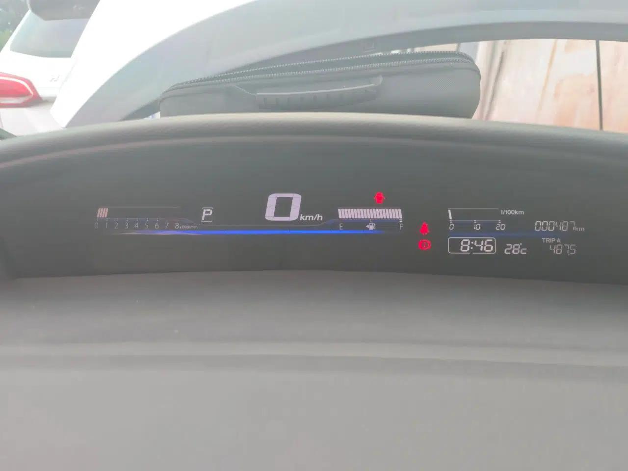 Honda Jade 2014 1.8L Automatic Comfort Elite Version 5 Seats — миниатюра 11