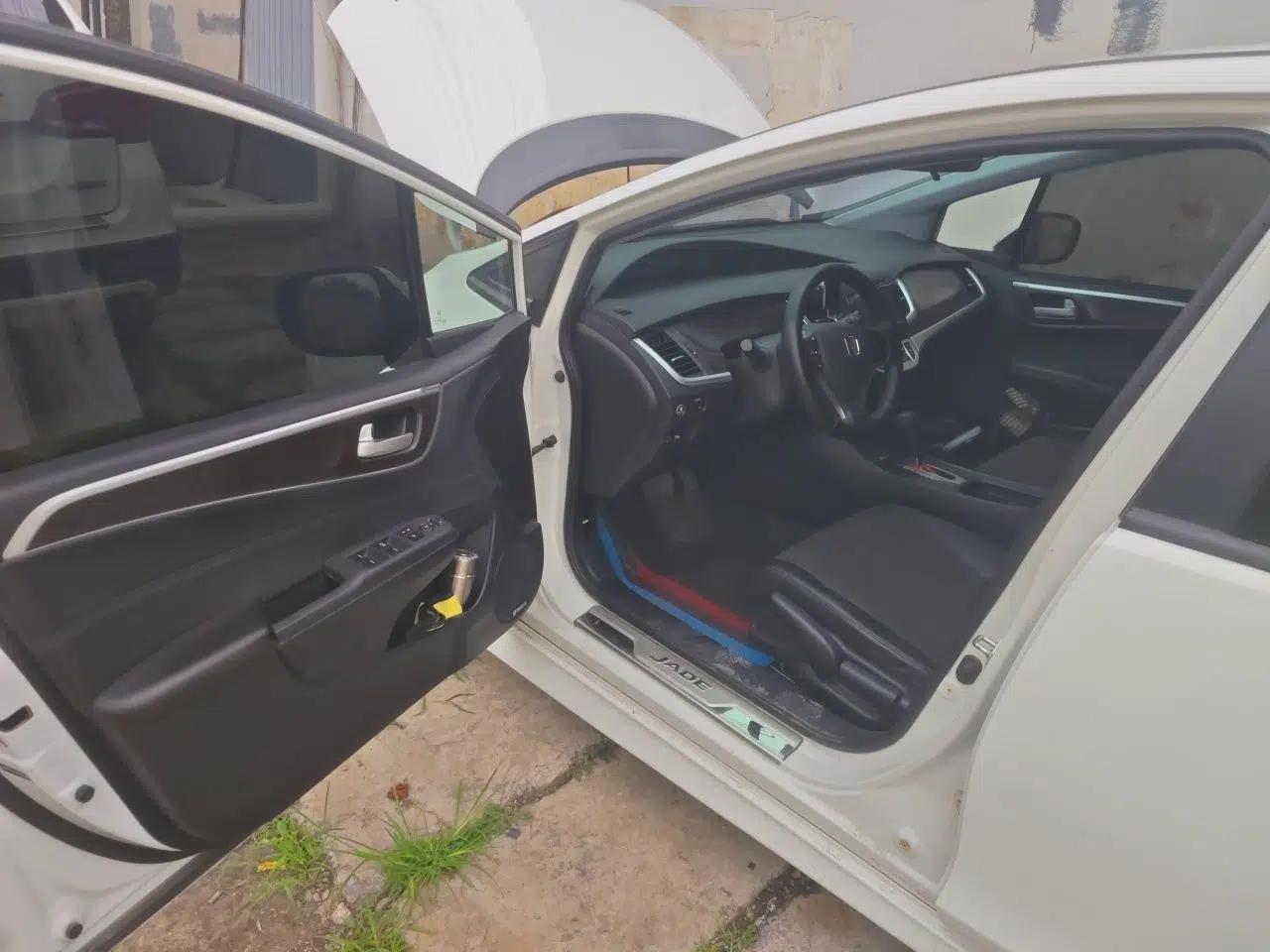 Honda Jade 2014 1.8L Automatic Comfort Elite Version 5 Seats — миниатюра 16