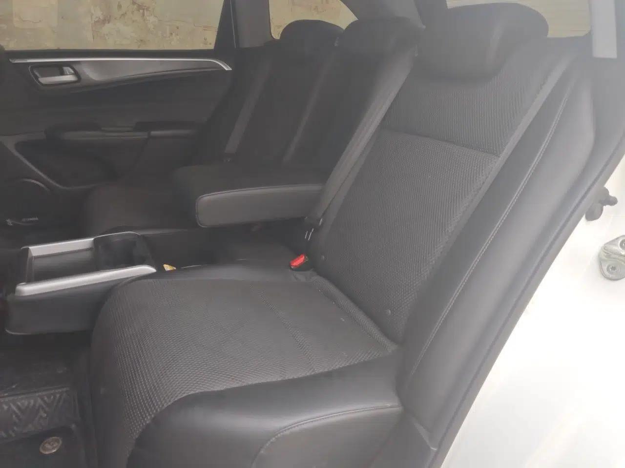 Honda Jade 2014 1.8L Automatic Comfort Elite Version 5 Seats — миниатюра 17