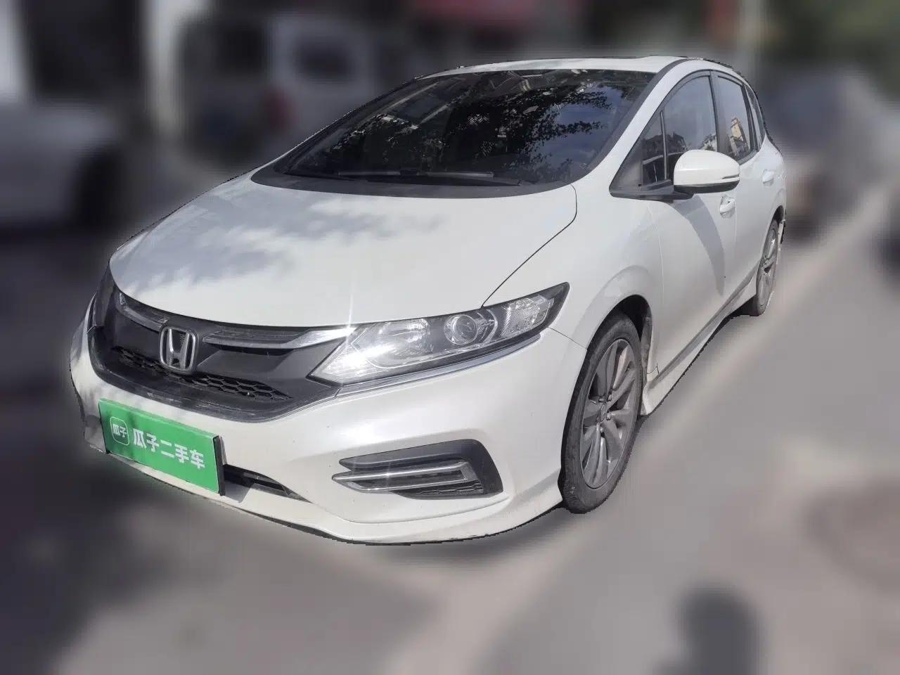 Honda Jade 2017 1.8L automatic Comfort version 5 seats — миниатюра 1