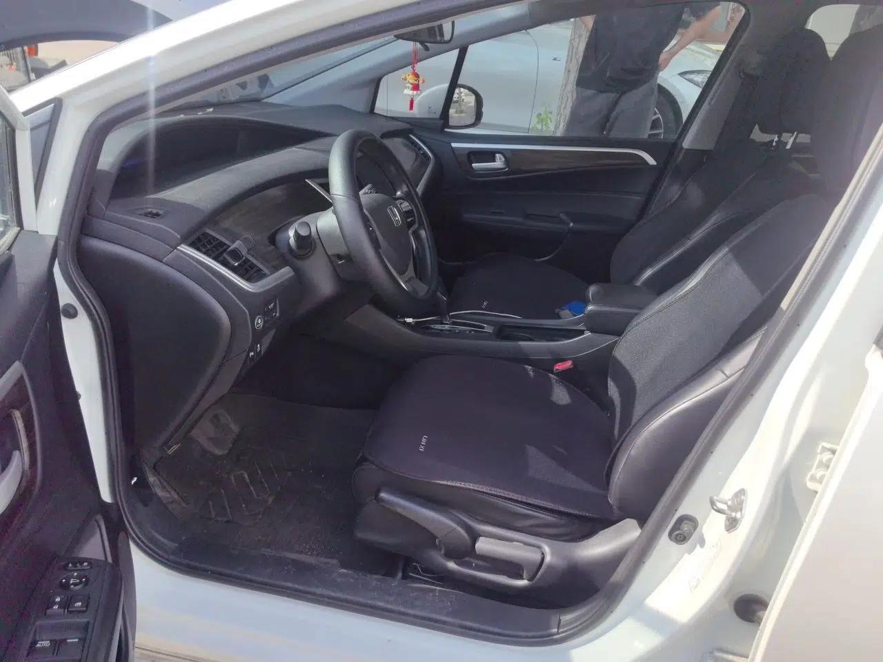Honda Jade 2017 1.8L automatic Comfort version 5 seats — миниатюра 15