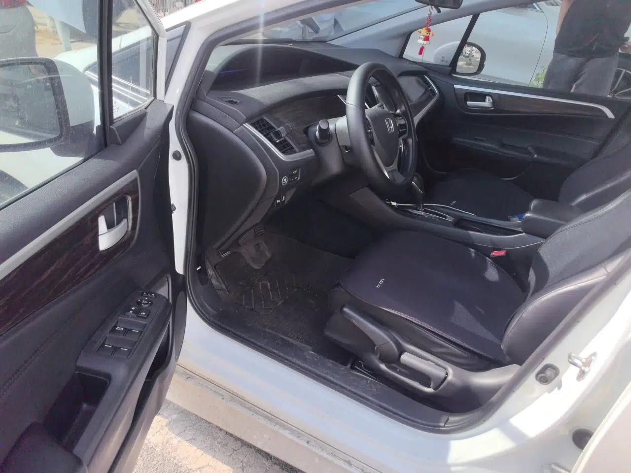 Honda Jade 2017 1.8L automatic Comfort version 5 seats — миниатюра 16